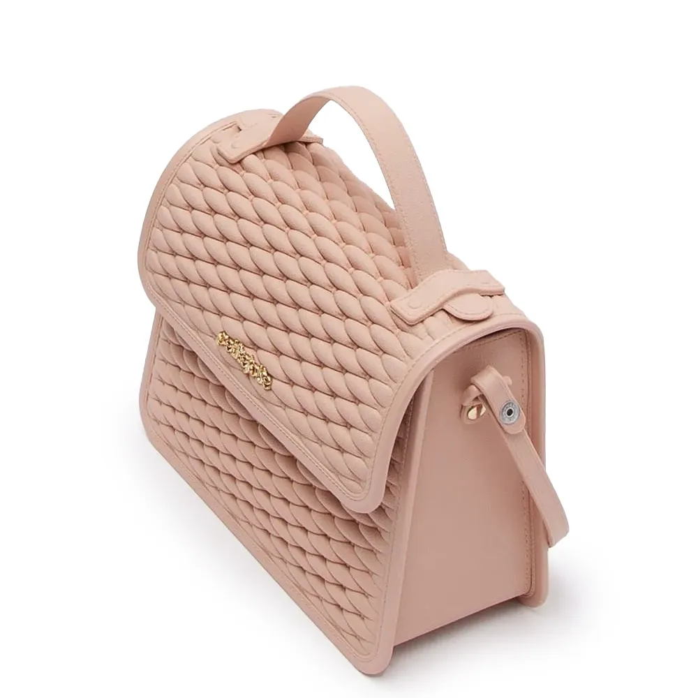Bolsa Petite Jolie Vic II creme vista lateral mostrando profundidade e alça regulável